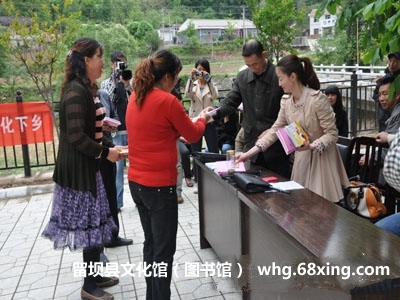 苏茂华老师向三个村赠送《民歌集》《采莲船表演技法》等著作